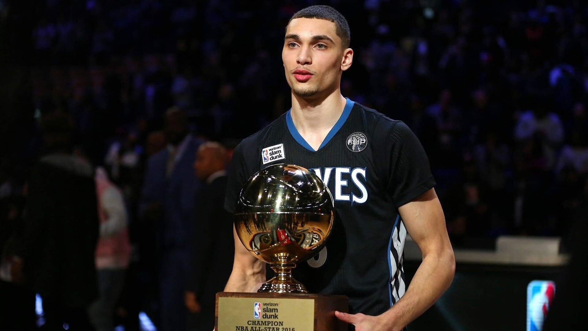 中国足球亚冠:上海申花逆转晋级,燃爆现场热潮,亚冠小组赛上海申花